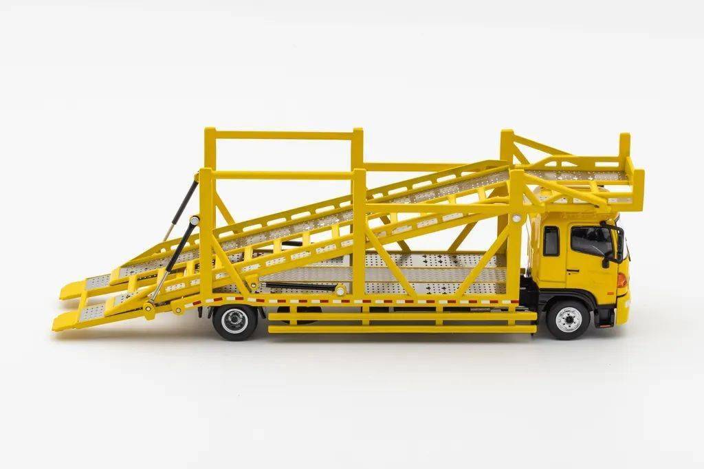 还原度一般,基本是黑色塑料原色;模型的漆面整体比之前的抬升拖车要好