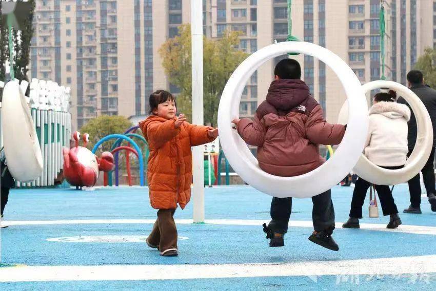 "2月19日,家住恩施市小渡船旗峰坝的市民陈骁橦在公园与朋友打篮球时