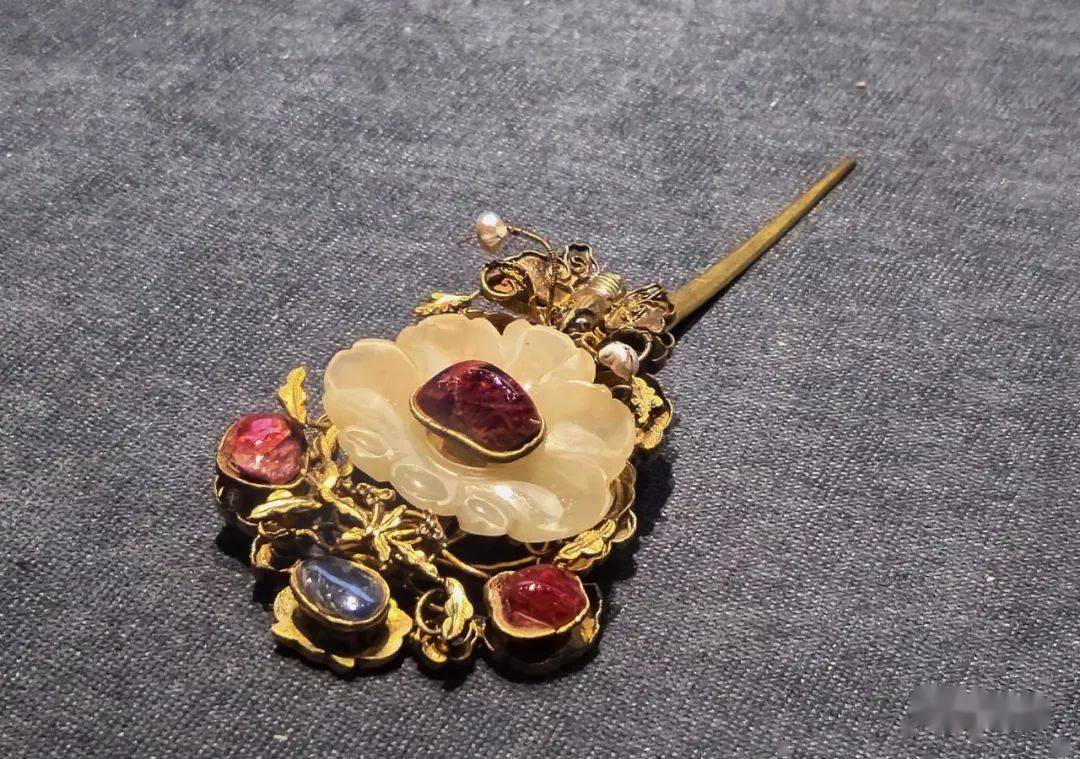 白玉嵌珠宝花蝶金簪嵌宝石白玉万字双兔如意纹金簪掐