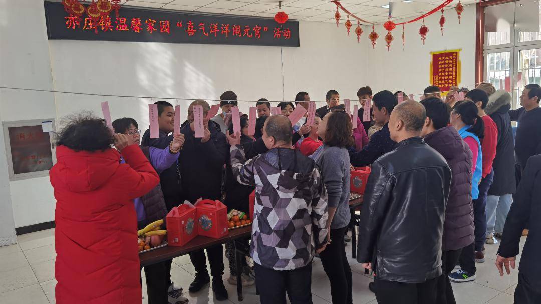 家园职康站分别举办元宵节主题活动,表演文艺节目,开展击鼓传花,吹球