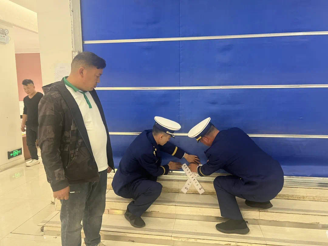 公司存在"消防控制室未设置应急照明灯;地下配电室未设置气体灭火器