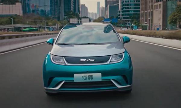0和海洋美学打造的首款车型,海豚定位为一款小型纯电车,车身尺寸长4