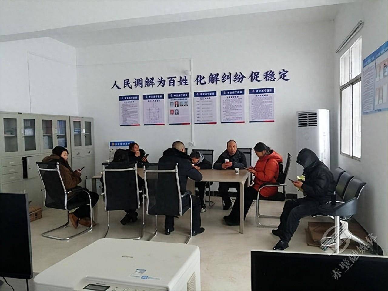 雪中受困群众被湖北赤壁村民热情款待_赵李桥镇_贵州省_石人