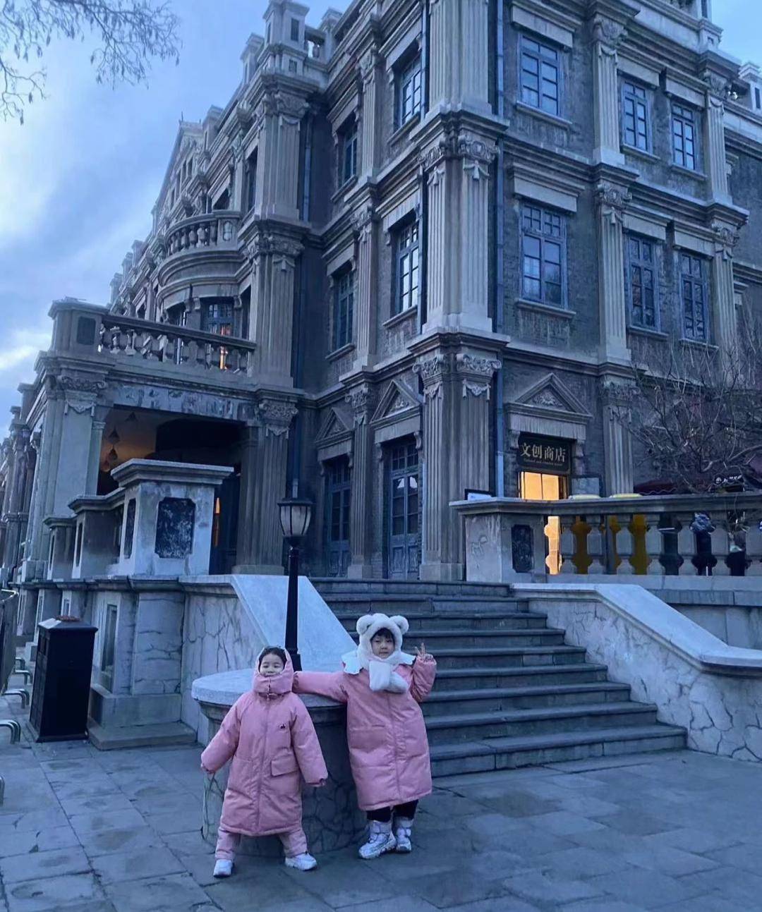 徐州市科技实验幼儿园 大二班 何昊泽今年我和妈妈早早回到了甘肃