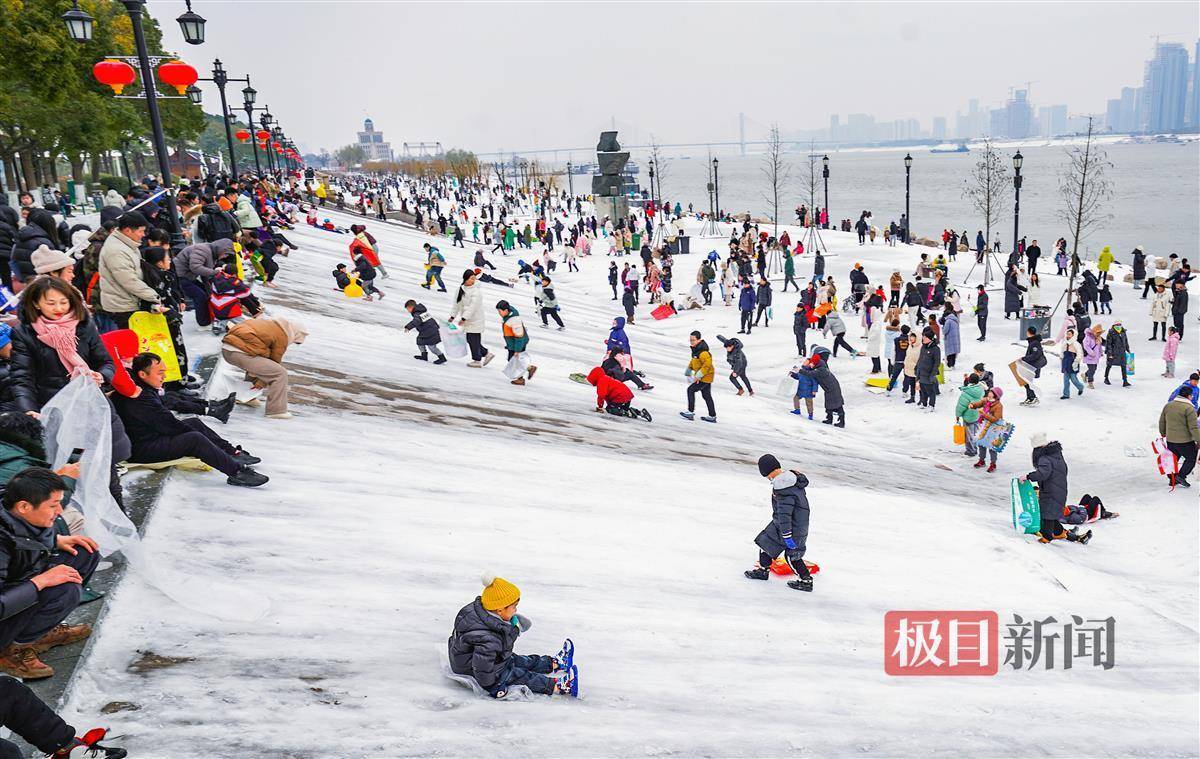 汉口江滩变身"滑雪乐园",市民争相打卡"雪坡滑梯"_公园_快感_雪上