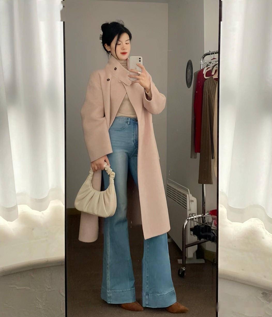 穿它的时候也要将腰部给显露出来,内搭紧身的打底衣,将衣服塞进裤子里