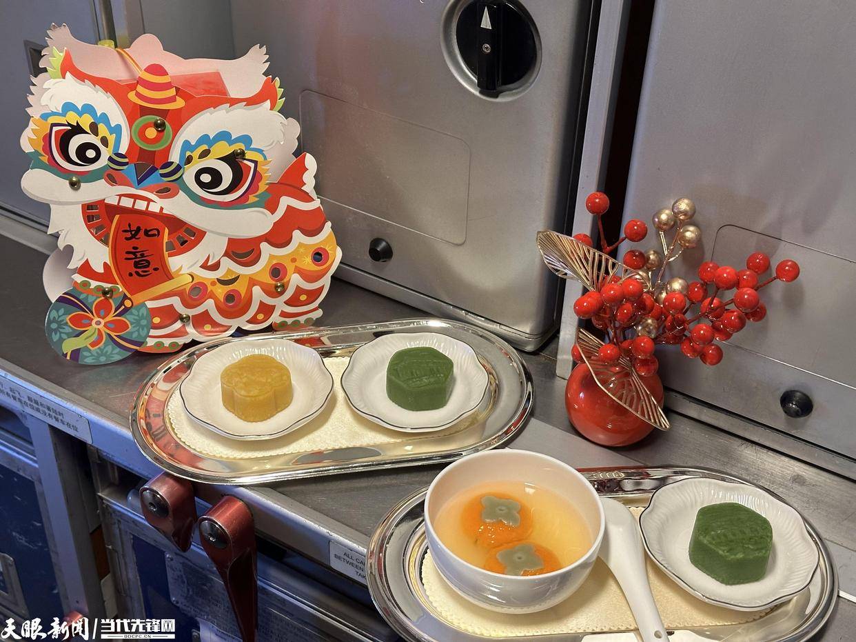 日前,南航贵州公司cz3654航班乘务组携手由北京飞往贵阳的145名"贵客"