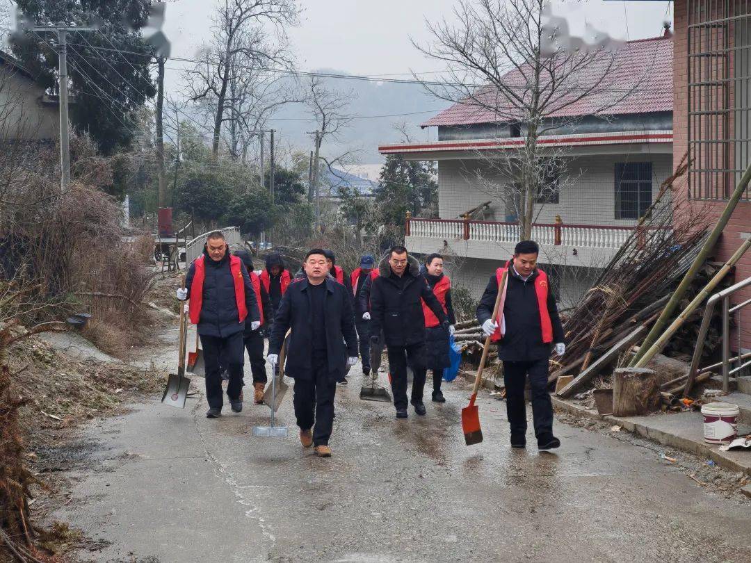 除冰现场,温塘镇全体党员干部早早地集合在辖区内神仙岭村村级公路上.