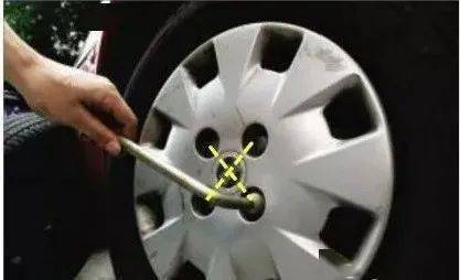 高速行车轮胎爆胎 交警及时帮助更换 | 正能量_搜狐汽车_搜狐网