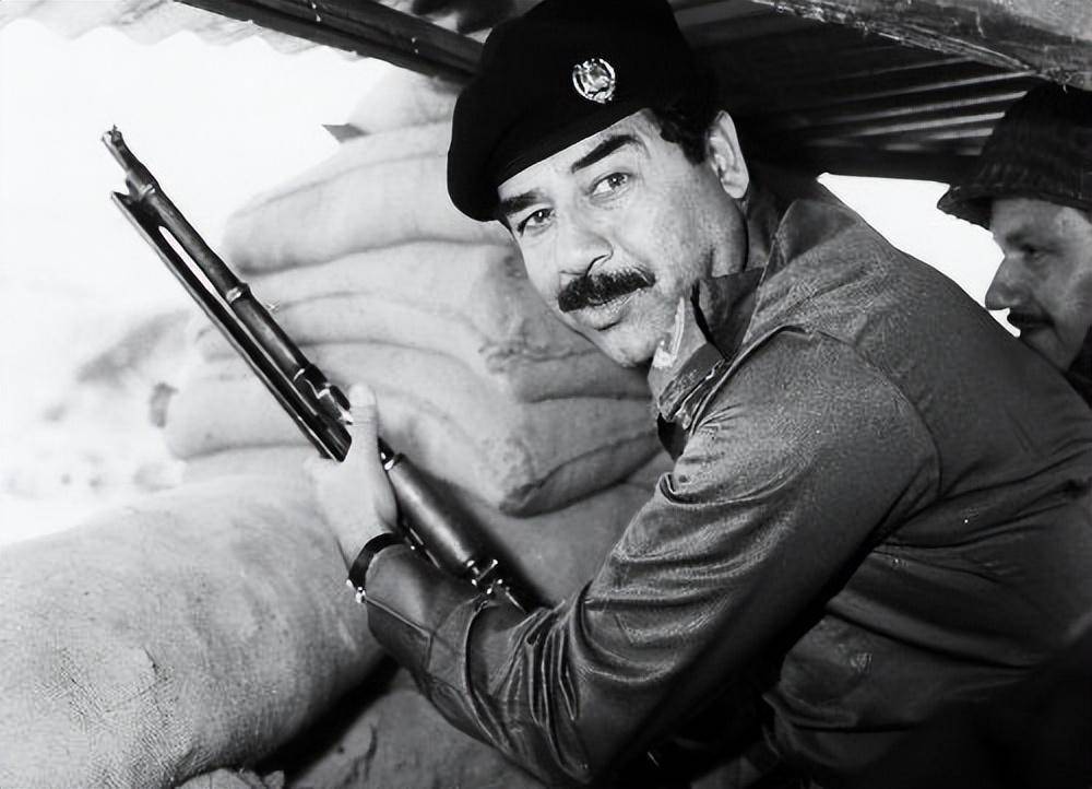 萨达姆以铁血手腕发动军事政变,推翻当时的伊拉克政府,建立新的军事