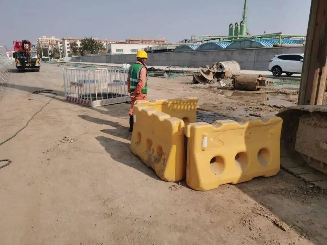 分为正(反)循环钻机,冲击钻机,旋挖钻机,多支盘灌注桩机,扩底机械钻具