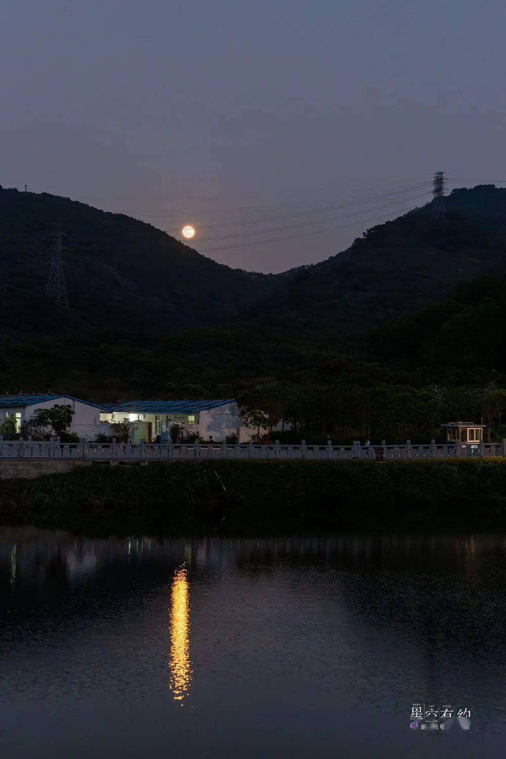 这是广东省星空摄影爱好者张毅鹏2月16日在深圳市南山区拍摄的一轮