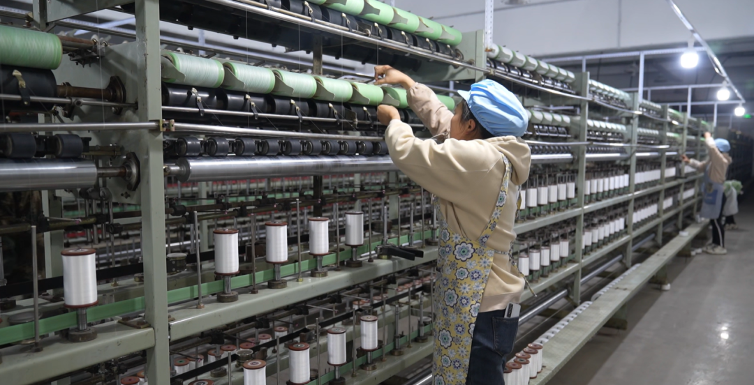 【新春走基层】威信:家门口办起纺织厂 稳岗就业有保障_车间_群众