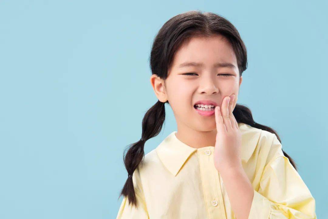 牙龈沟液中的酸性物质与楔状缺损有关,这就解释了龈缘根方发生缺损的