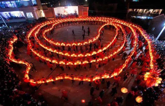 龙身由若干板式灯连接而成,状如桥,多为板凳龙灯,永康龙灯相传起源于