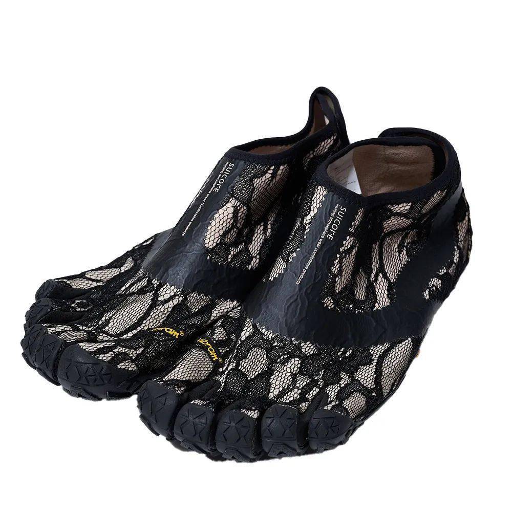 你能想到五指鞋还能跟蕾丝元素扯上关系吗,是的,先锋属性十足的