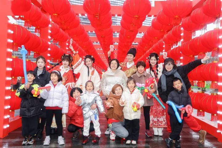 杭州东新街道元宵喜乐会热闹上演_传统_文化广场_花灯