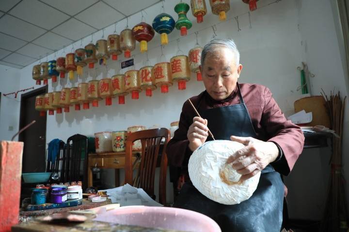 81岁老匠人传承古法,元宵你到西兴古镇看到的灯笼,大都由他手作_蔡雪