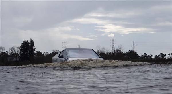 特斯拉cybertruck暴力实测:水中行驶验证超强涉水能力