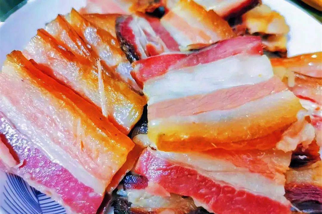 文山人饭桌上的春天_腊肉_蚕豆_草果