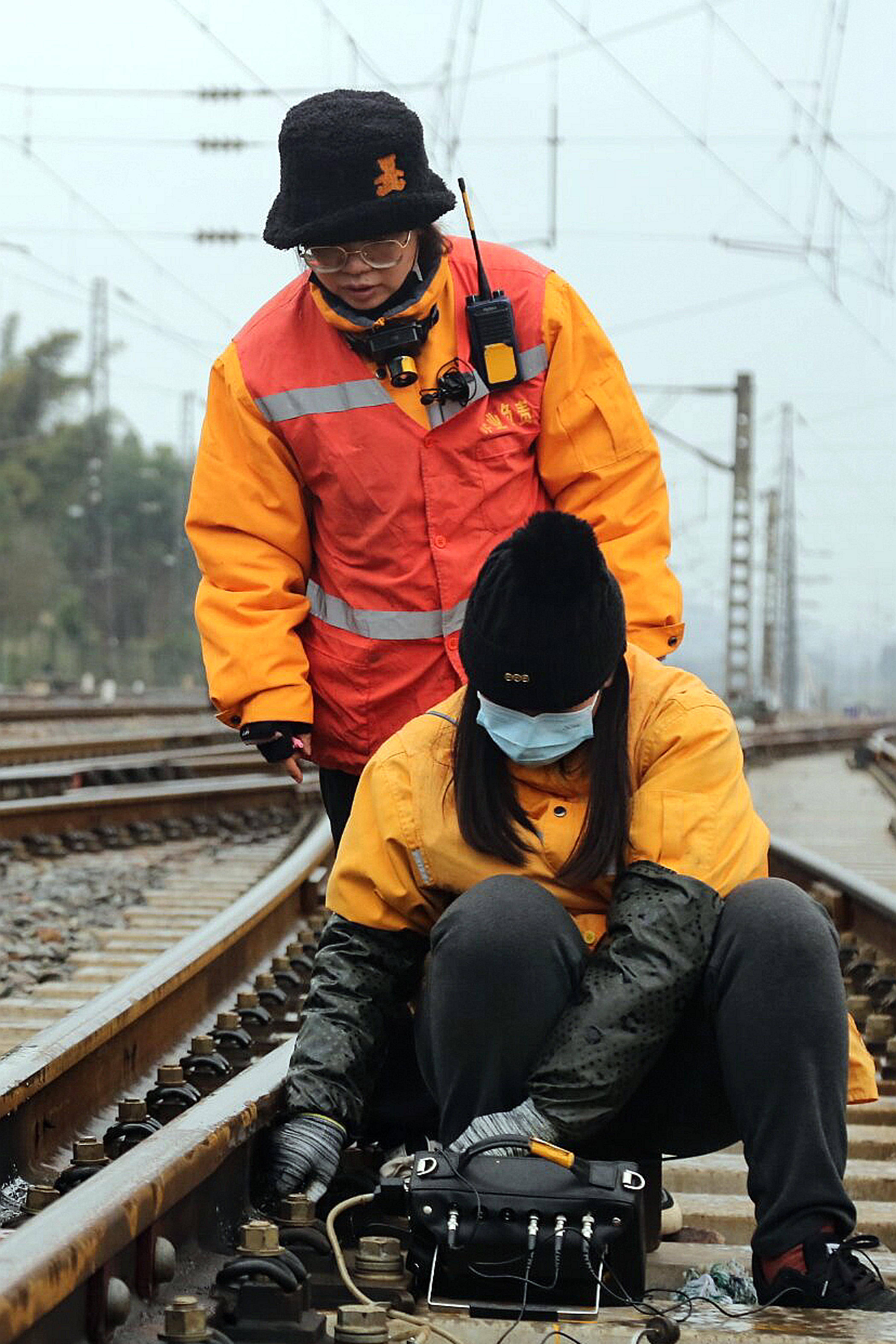 铁路女工检修保春运
