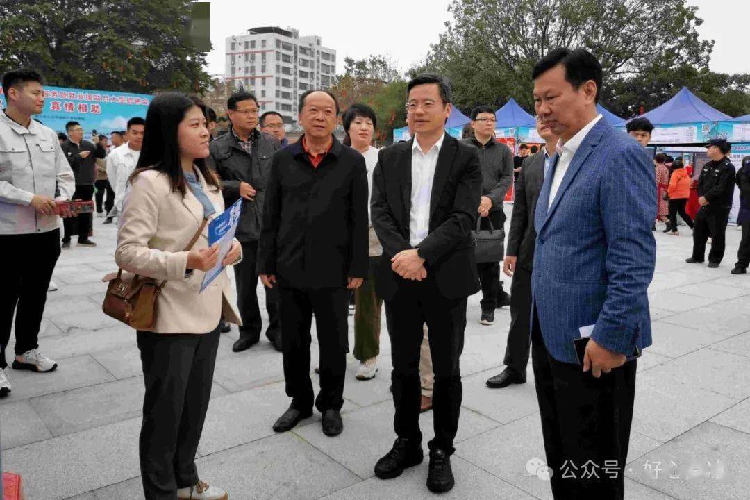 当天,我市副市长梁泽才和佛山市人社局党组书记,局长苏岩一行在活动