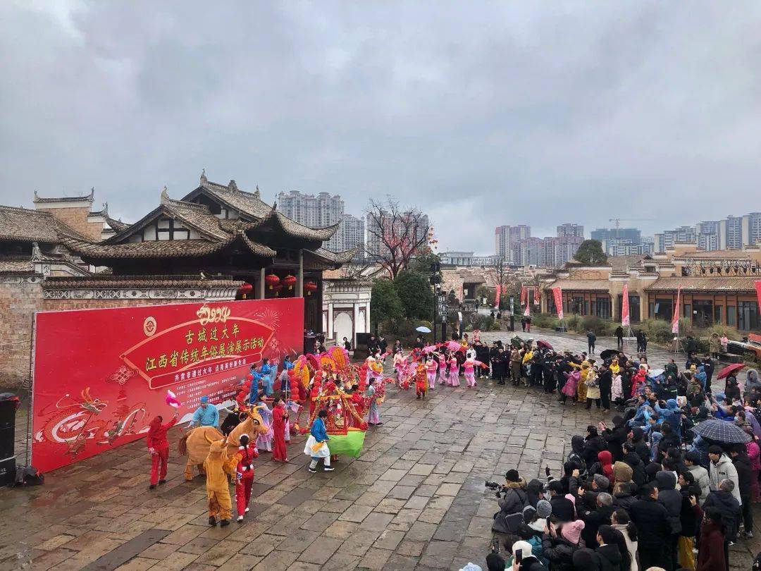 万载古城,独具特色的年俗展演展示活动精彩纷呈.