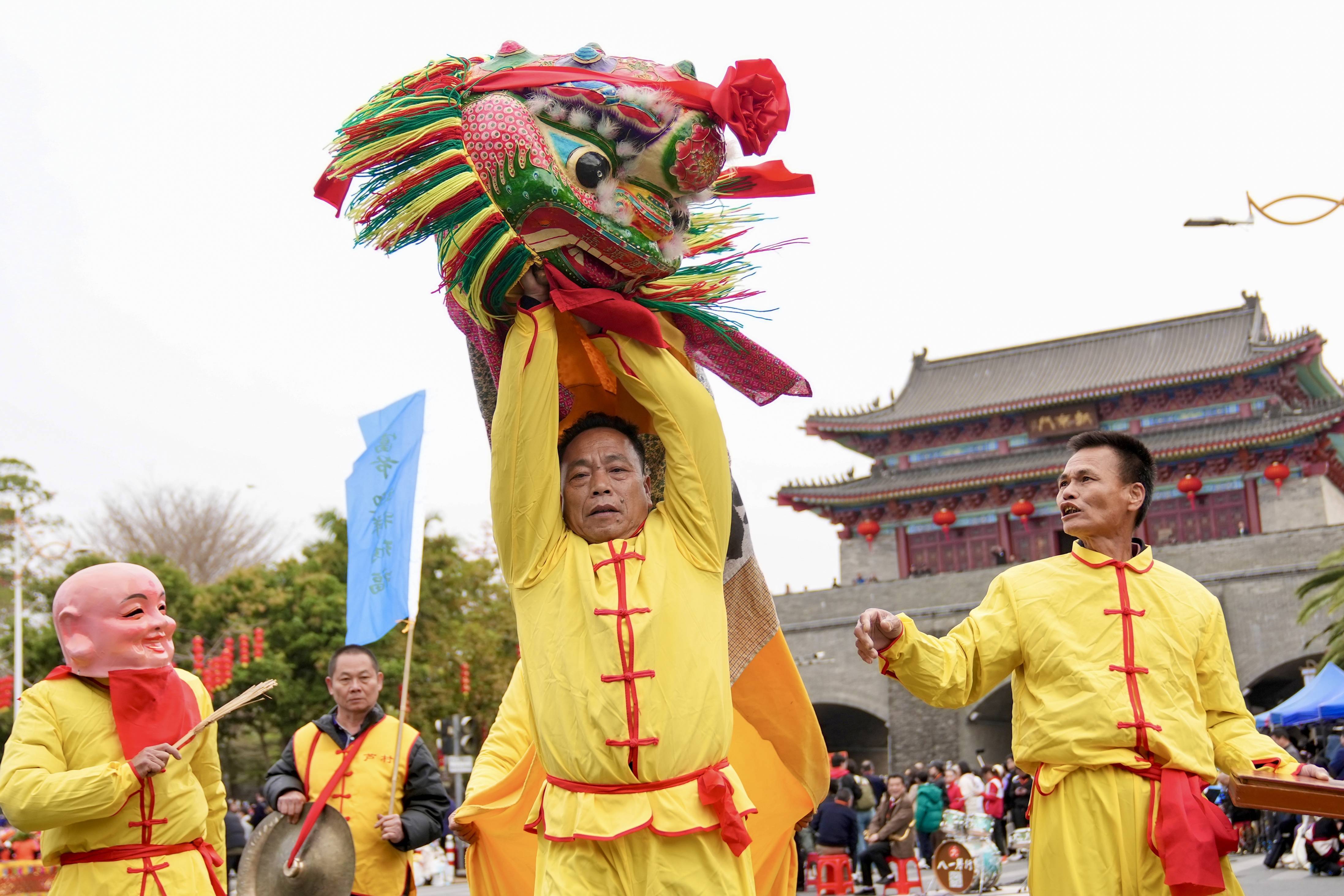 龙腾在广东:万人空巷看四海龙舞巡游惠州闹元宵