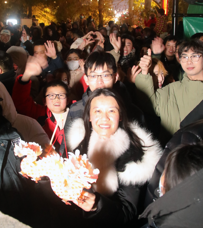 夜幕中,烟花升腾,绽放了无与伦比的华彩,配合无人机,打造了一场绚丽的