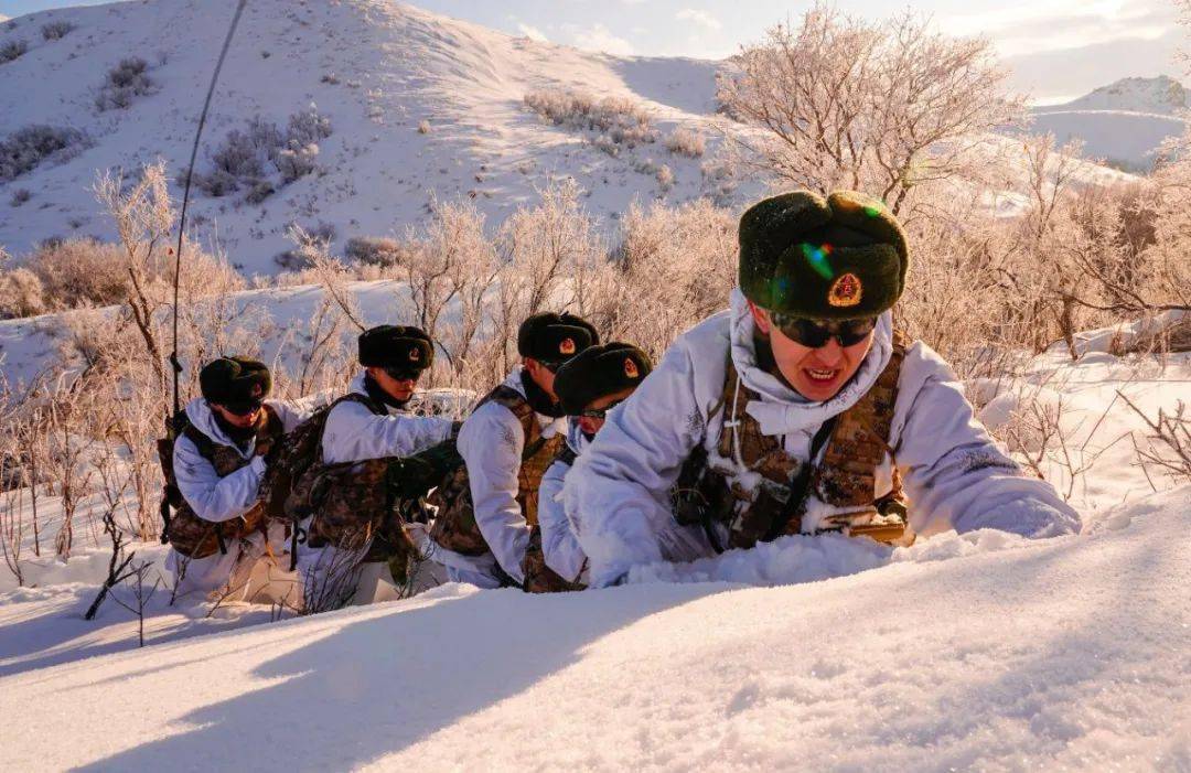 边防雪山站岗哨兵图片图片