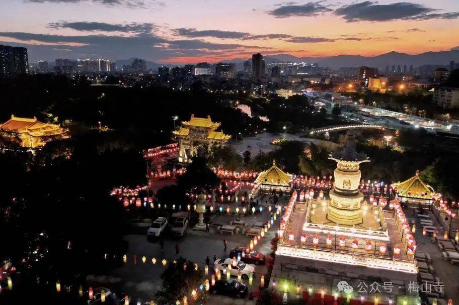 今年的灯会从春节就开始亮灯了,所有花灯都是寺庙工作人员和义工手工