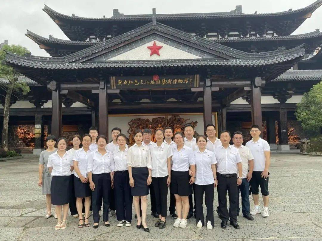 党员老师及入党积极分子前往浙西红色文化根雕艺术博物馆,切身感受