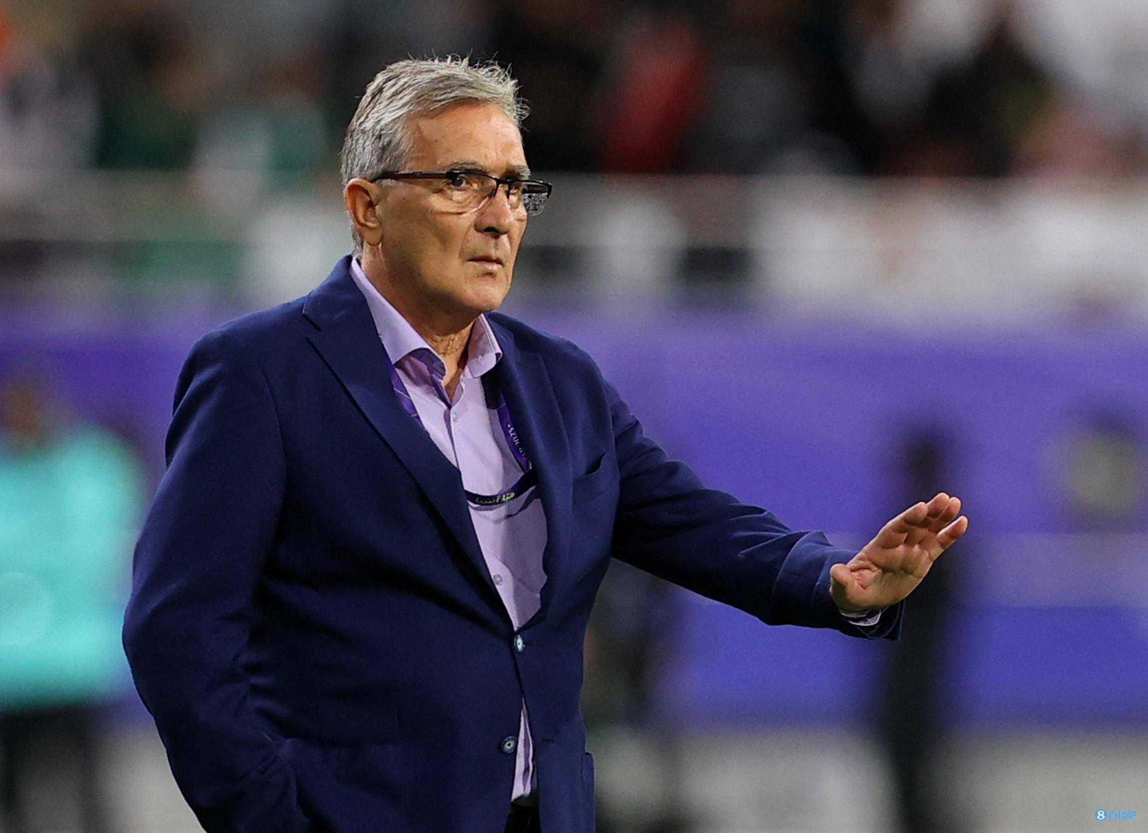 詹俊在个人微博中写道:伊万科维奇挂帅的风险在于: 年龄会不会太