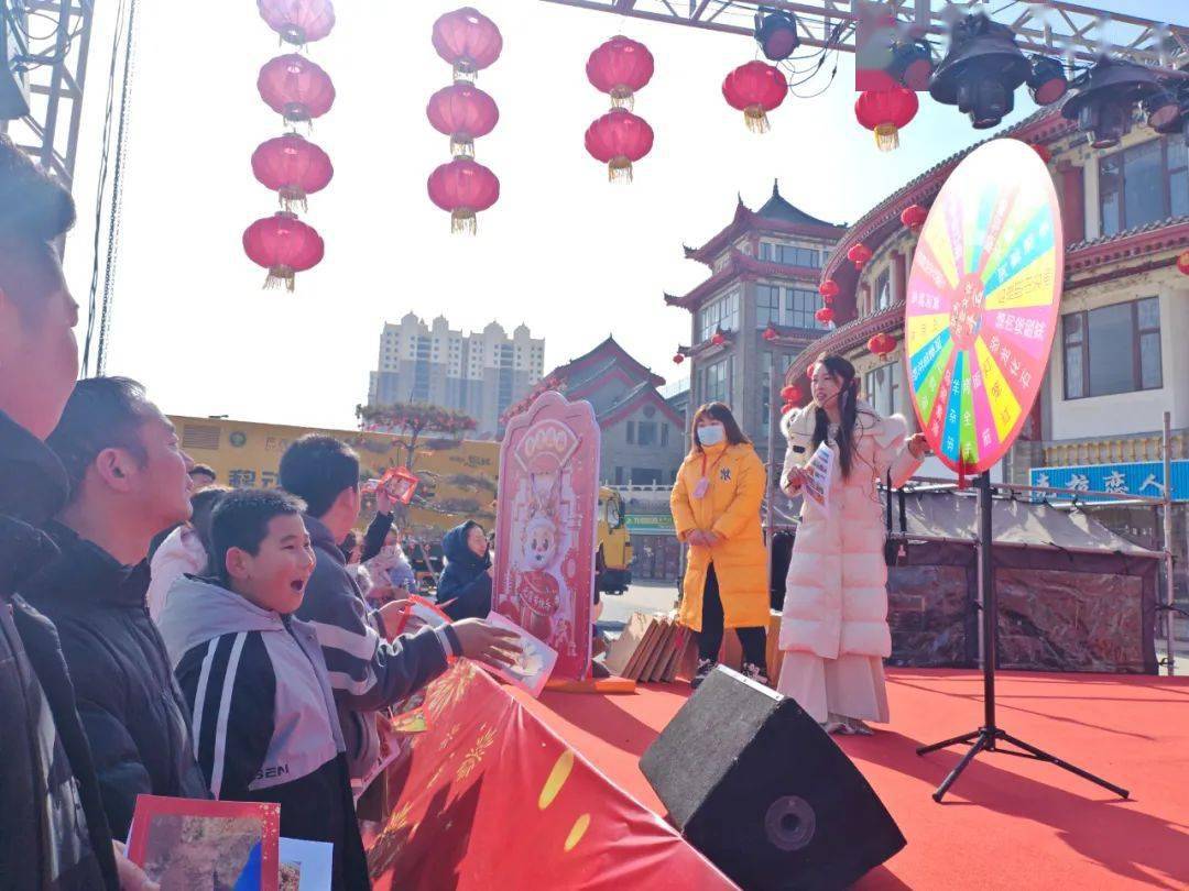 所有参加表演的队伍集结成队,从人民广场出发经胜利路到星月广场,进行