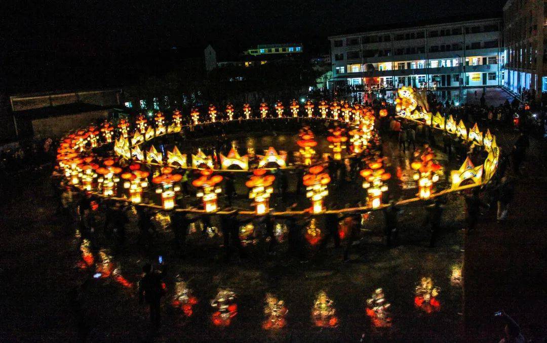 谱鞴ひ帐志,每个"亭阁"犹如一座单间的三层楼房,从接送茶场庙"