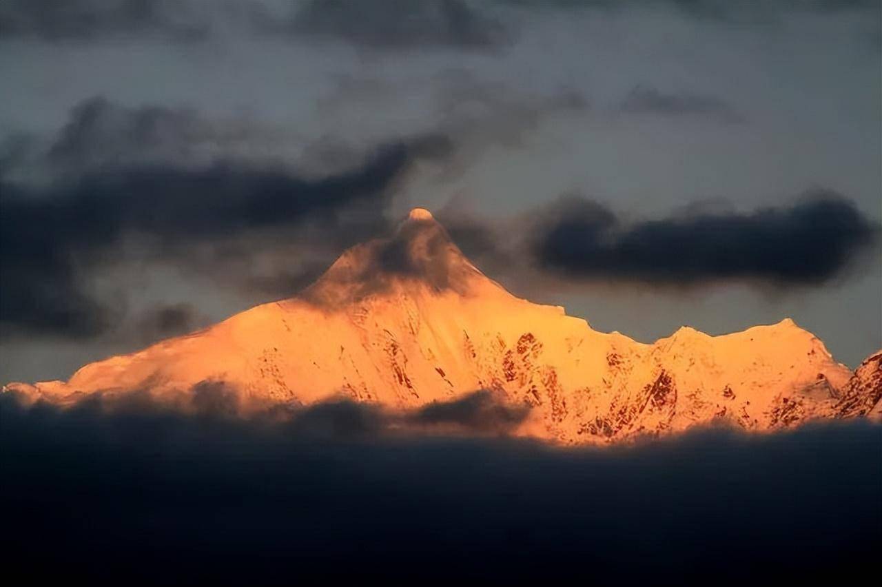 梅里雪山外转8到10天,内转3到5天,最高的垭口海拔达到五千多米.