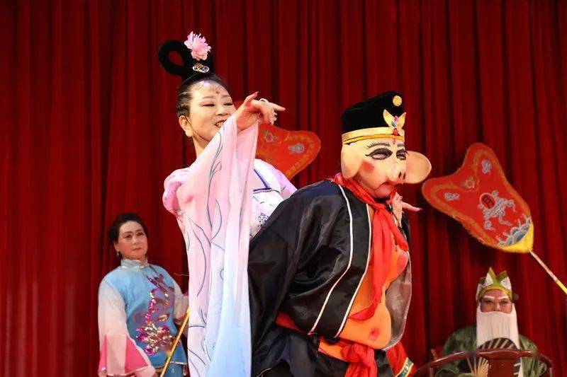 《西游记》中骊山老母设计"撞天婚"及悟空变身高小姐戏耍猪八戒等片段