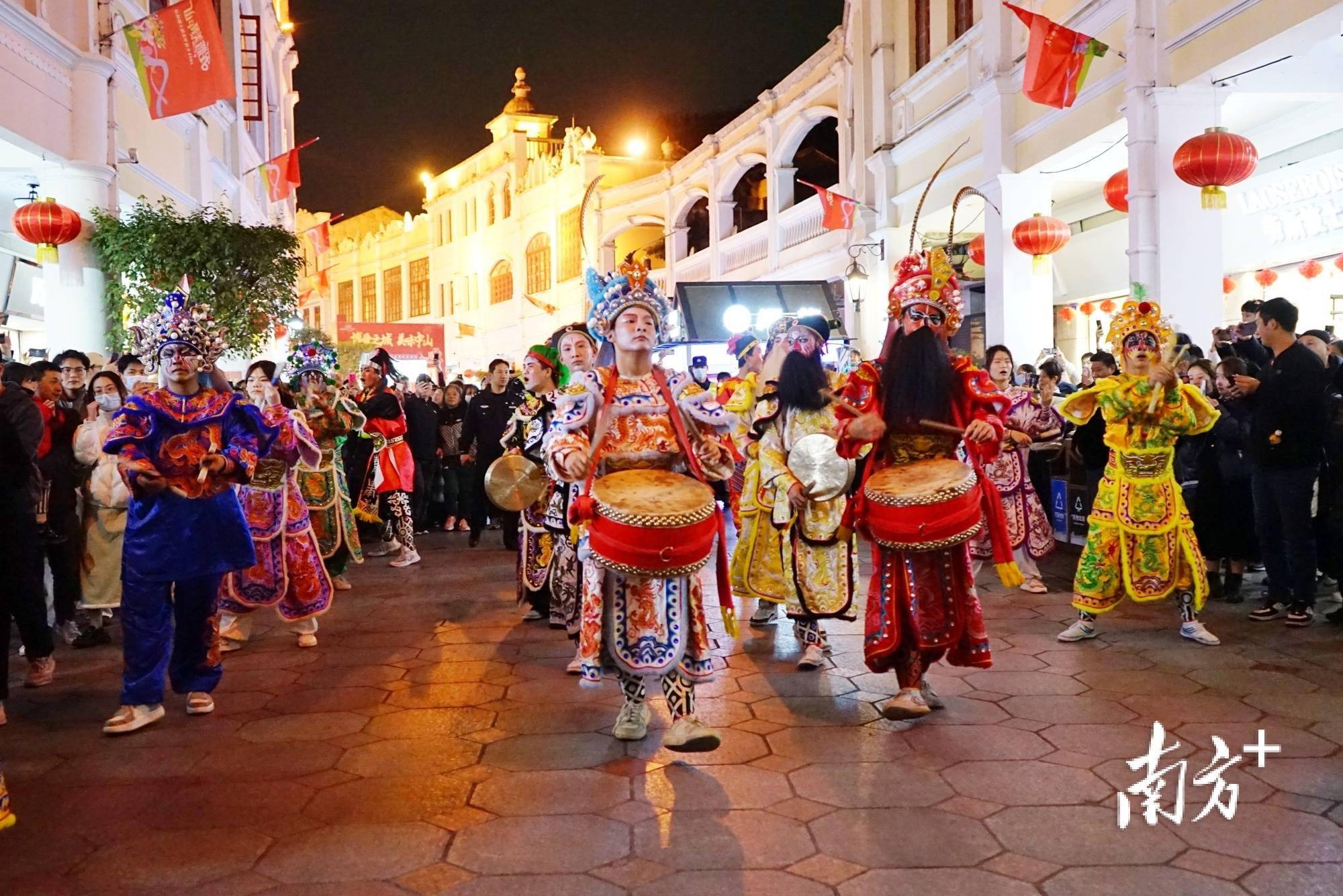 "一声哨子响,千百棍子舞",潮汕英歌一舞,梁山好汉悉数登场.