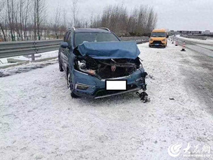 雨雪天车祸图片图片