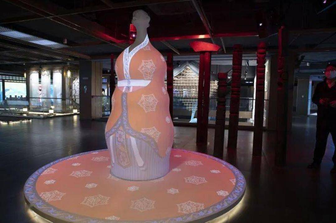 二楼是以时间为轴线打造的"千源,水成,大运,禾兴"四个主题展区.