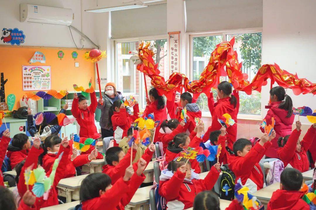 这些以"龙"为原型的帽子造型各异,色彩丰富,给校园增添了浓浓的年味.