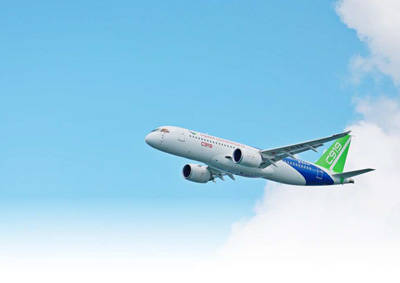 在室外静态展示区,观众在参观印尼翎亚航空运营的arj21客机.