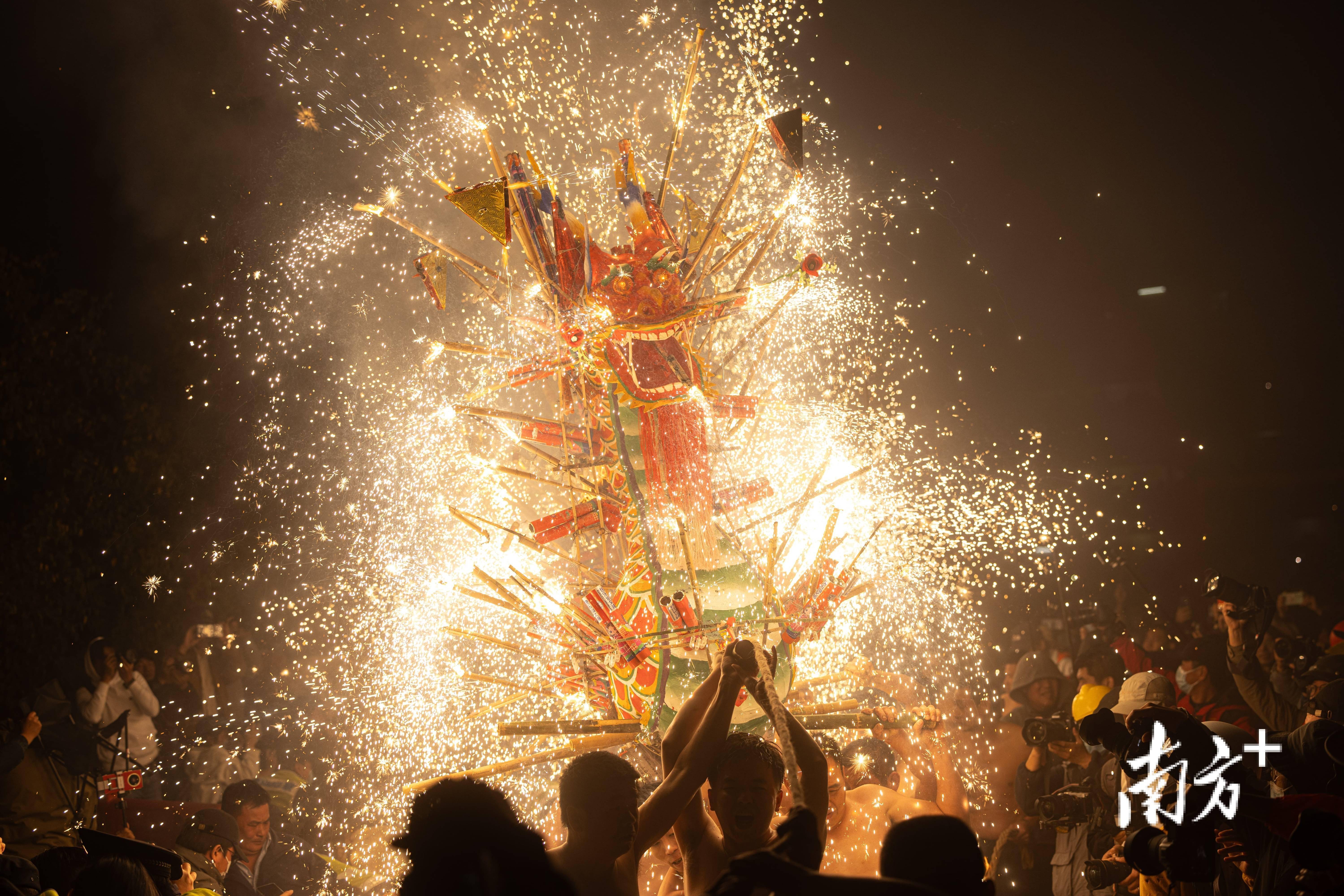 梅州丰顺这条龙真"火"_火龙_南方_谭唯