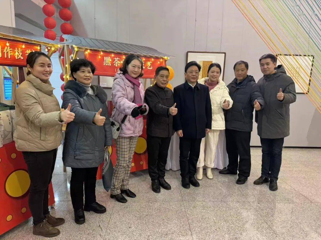 副厅长袁悦平(右四),湖南省文化和旅游厅非遗处处长黄可(左三),湖南省