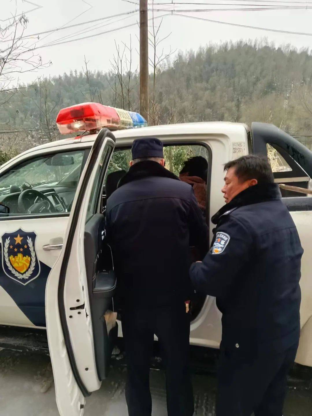 见群众有困难,民警进屋将老人慢慢地抬上警车,一路开启警灯,鸣响警笛