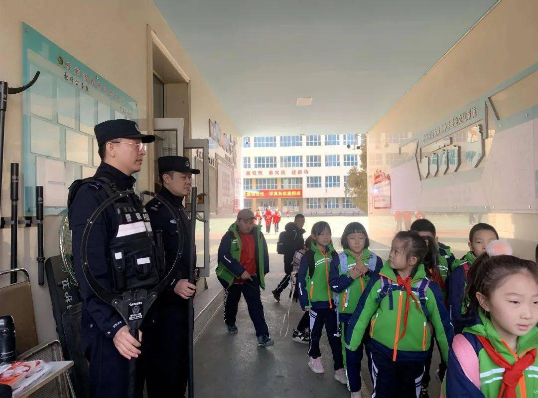 中学门口人民路派出所的民警辅警呼和浩特市公安局赛罕区分局2月25日