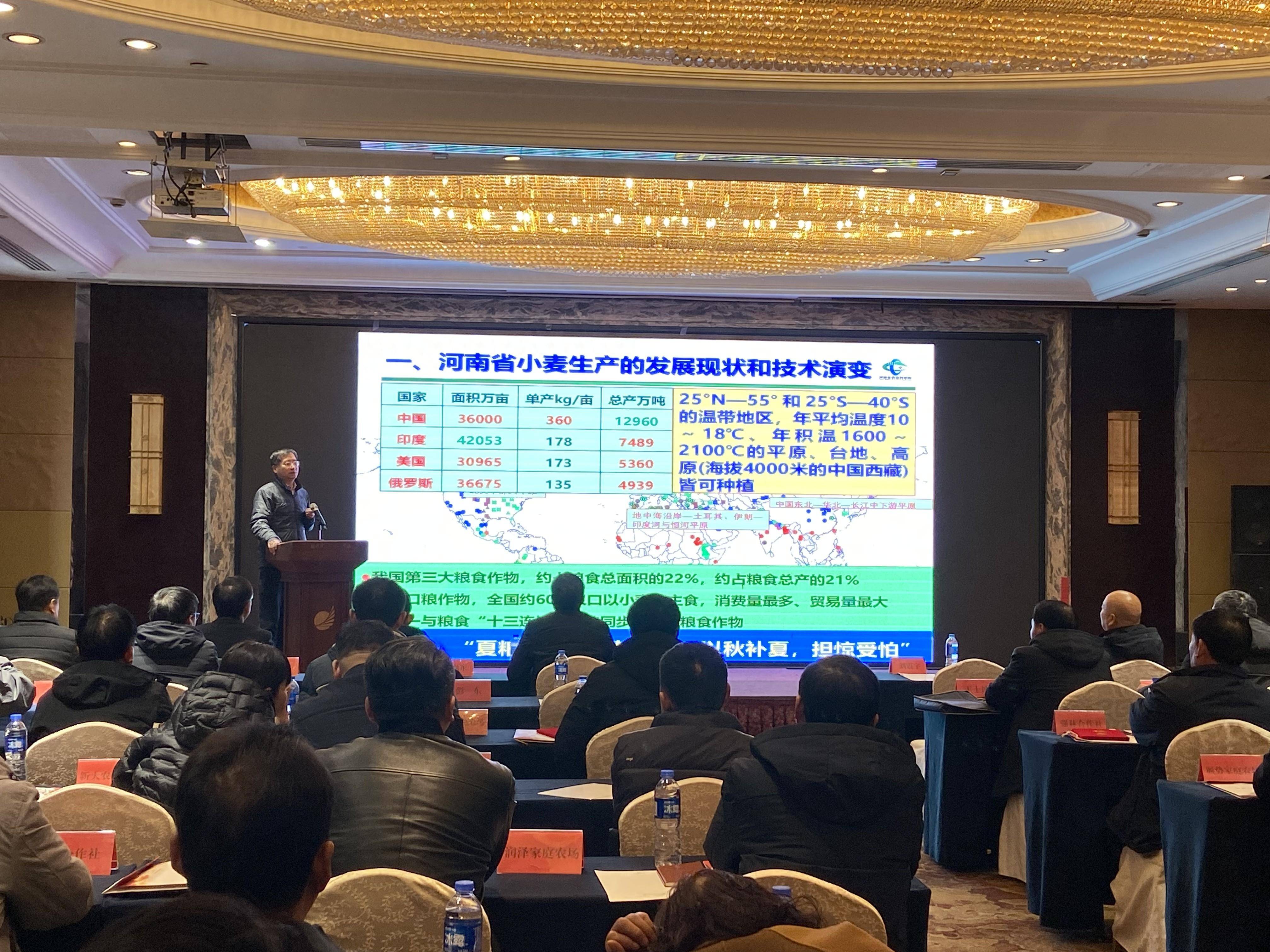 2月23日一早,不顾雪后天冷路滑,新乡县七里营镇种粮大户马有永驱车到