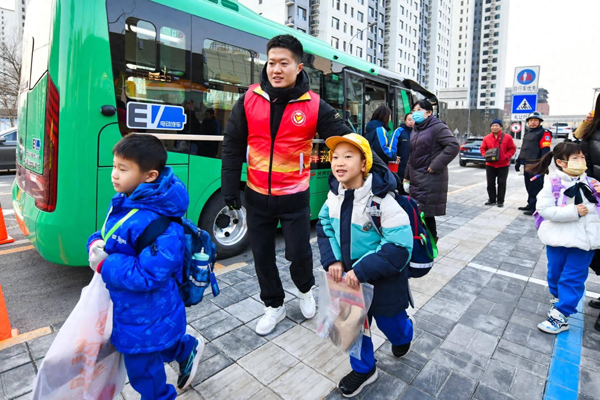 206条通学新线路今起运营_石景山区_黄村_孩子