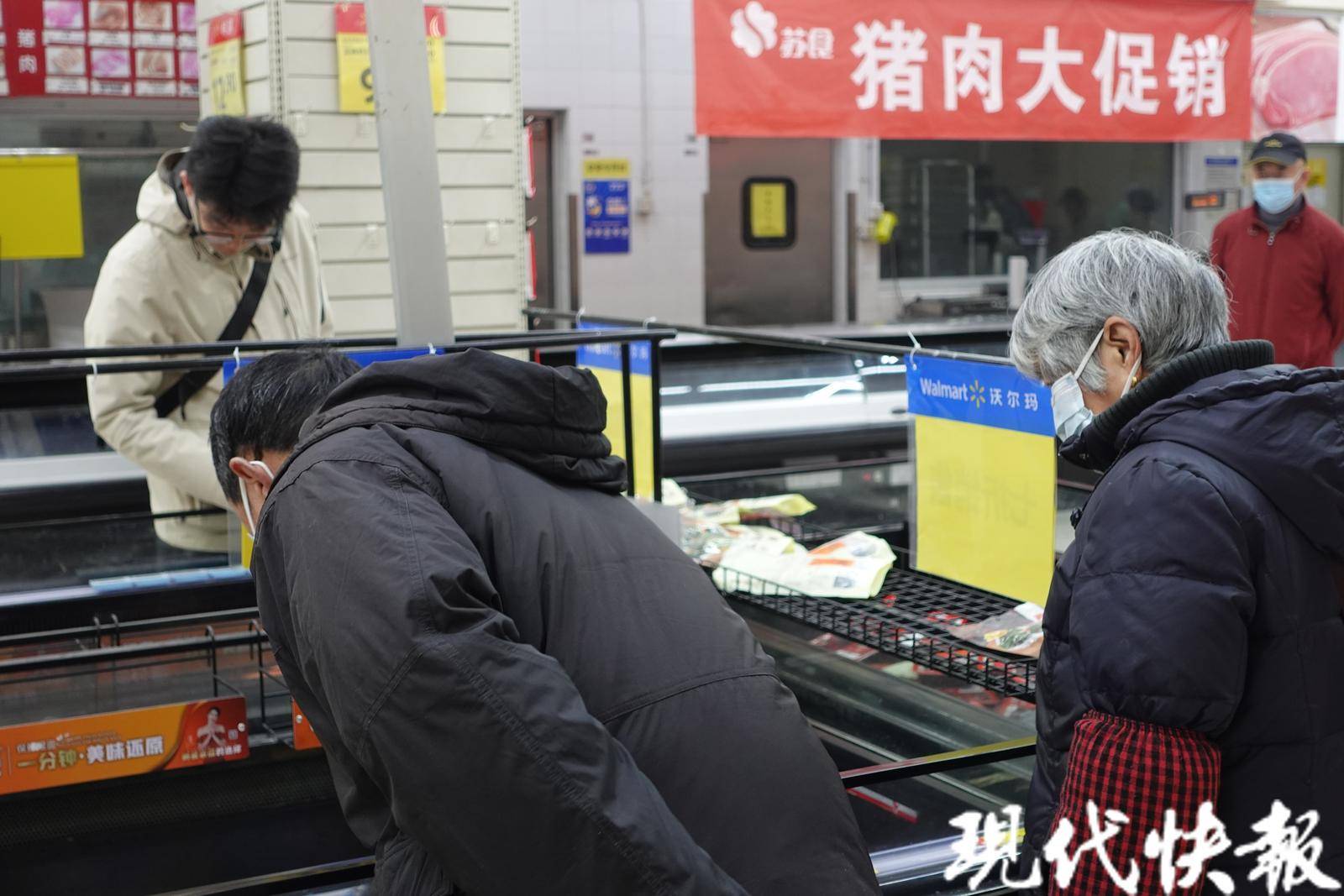 但随着消费需求变迁,沃尔玛,家乐福,麦德龙,乐购等主打大卖场的外资