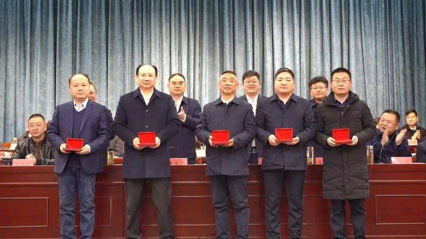 会上,县委常委,常务副县长冯晓濮,县委常委,县委办主任朱莹分别宣读县